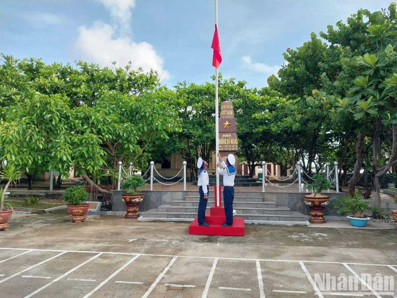 Tại Đảo Trường Sa Đông, lễ chào cờ linh thiêng cũng được tiến hành. (Ảnh: Phòng Công tác Chính trị Quân chủng Hải Quân)