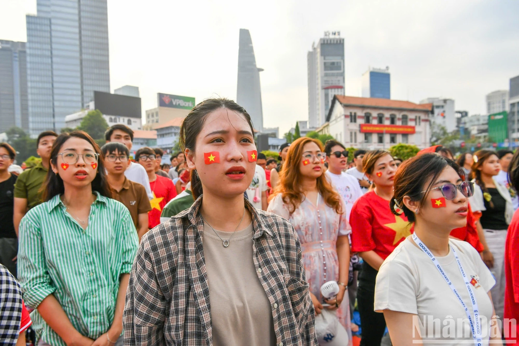 Cùng thời điểm, hàng vạn người dân tại Thành phố Hồ Chí Minh cũng thực hiện nghi lễ chào cờ linh thiêng.
