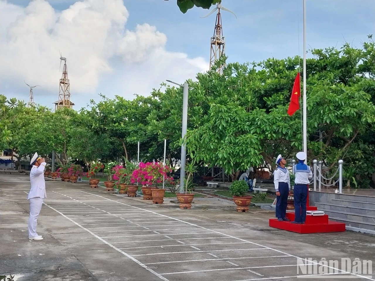 Cùng thời điểm, tại Đảo Trường Sa Đông, lễ chào cờ linh thiêng cũng được tiến hành. (Ảnh: Phòng Công tác Chính trị Quân chủng Hải Quân)