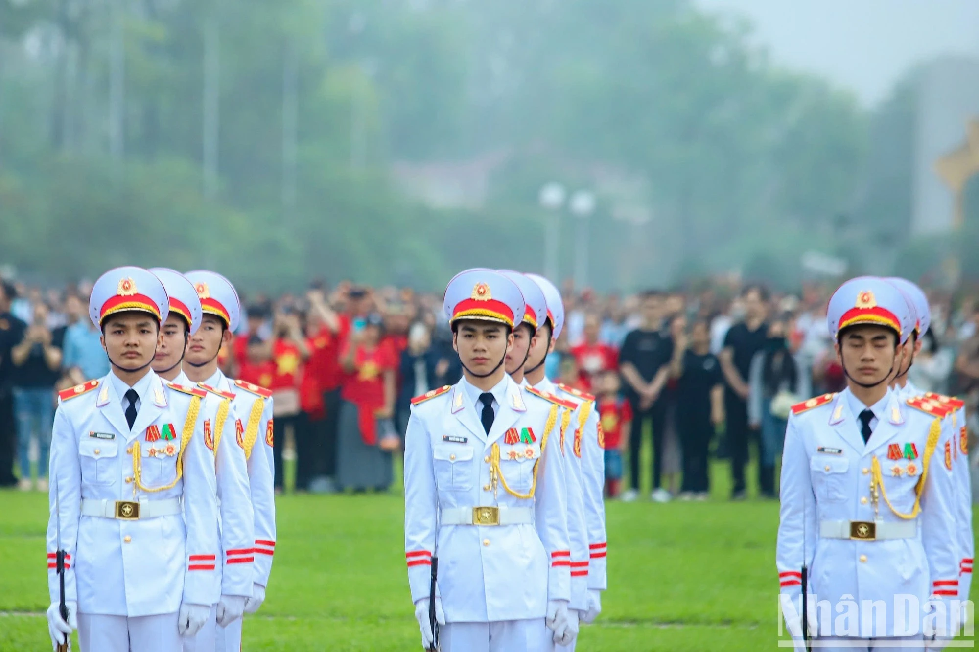 Do cờ Tổ quốc đã được kéo lên từ ngày 29/4, chính vì vậy năm nay chỉ có lễ chào cờ, thay vì Thượng cờ như mọi năm.