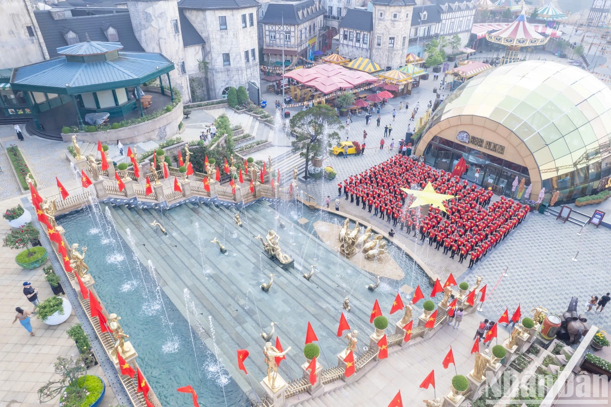 Lễ chào cờ trên độ cao hơn 1.000 mét so với mực nước biển tại Bà Nà.