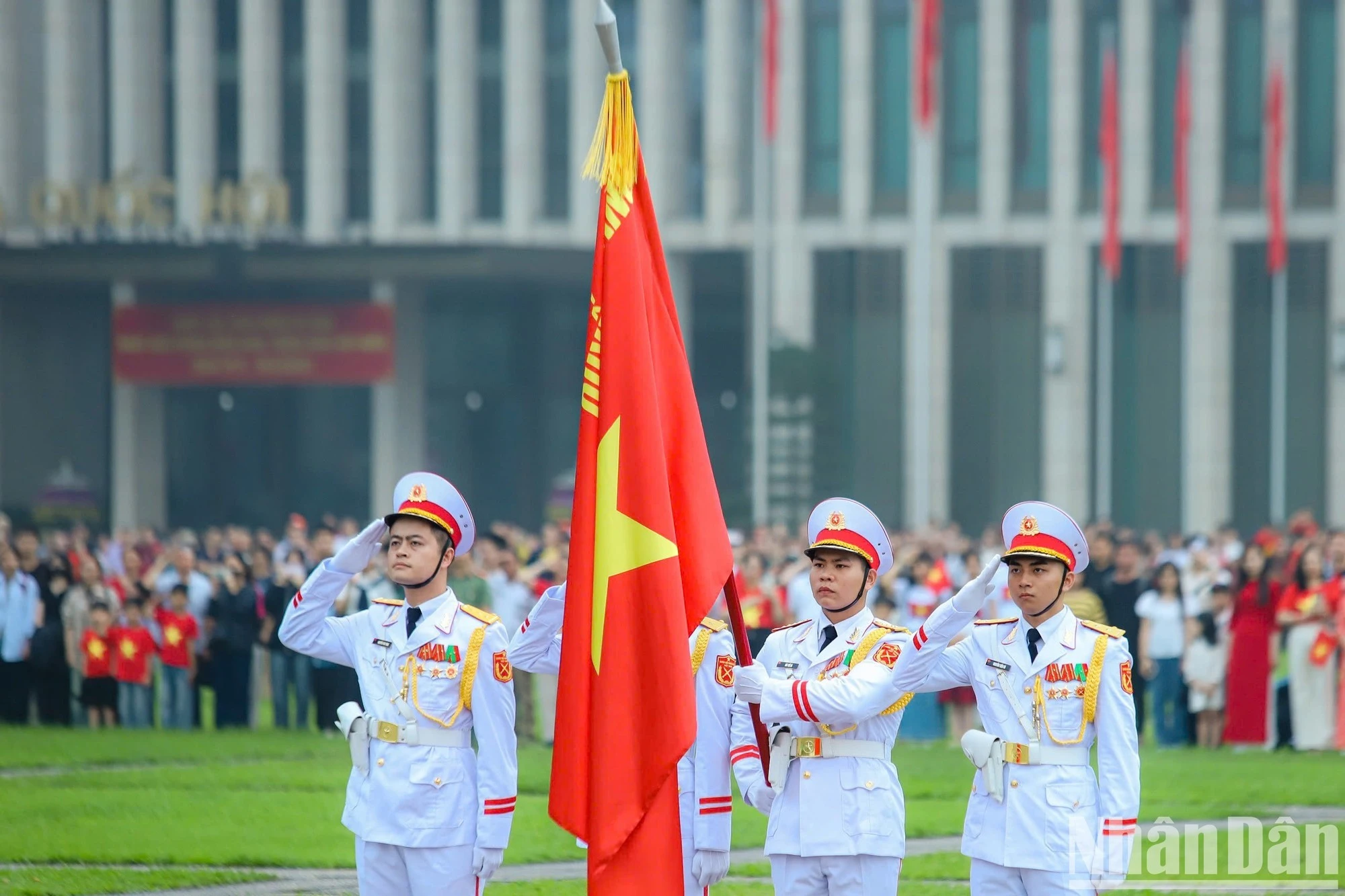 Nghi lễ chào cờ được thực hiện trang nghiêm, trong không khí thiêng liêng, thành kính.