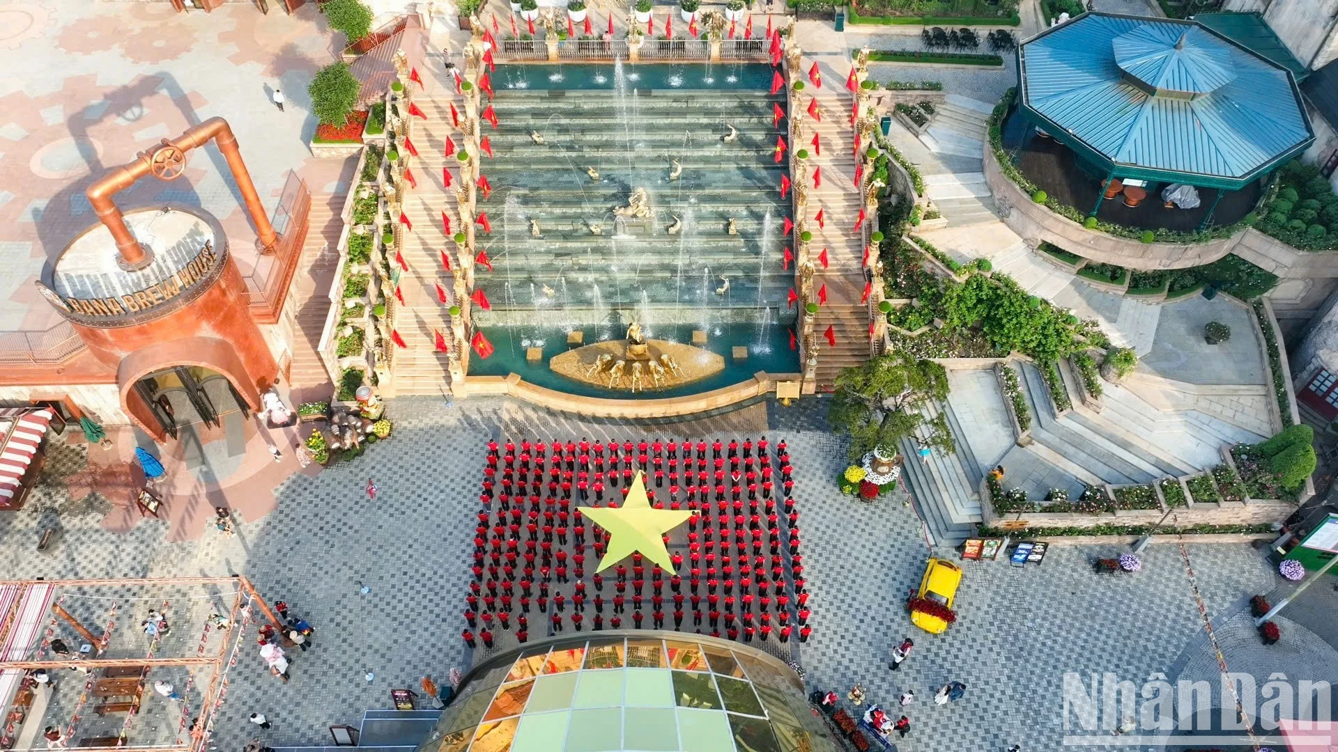 Kèm với đó là màn xếp hình cờ Tổ quốc.