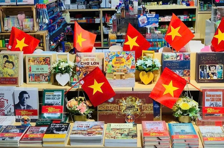 Các cửa hàng trang trí rực rỡ cờ đỏ sao vàng.