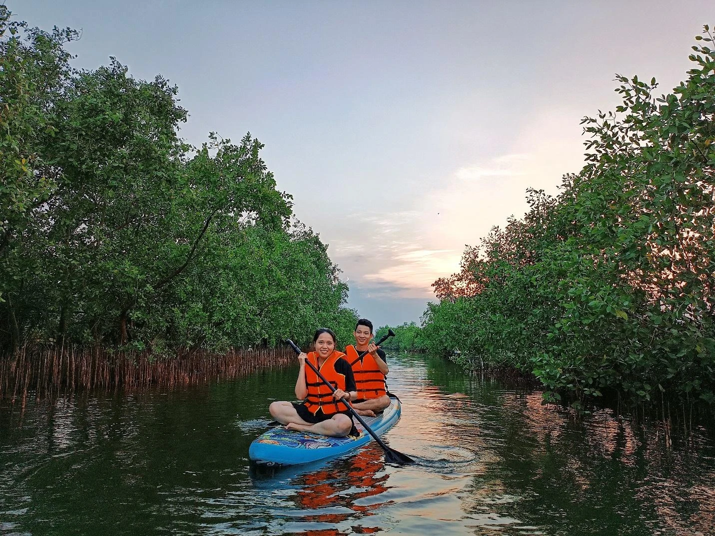Nhiều người còn thích khoảnh khắc được di chuyển vào hai bên rừng cây bần chua để vừa tận hưởng bầu không khí trong lành, vừa đã mắt ngắm cảnh đẹp.
