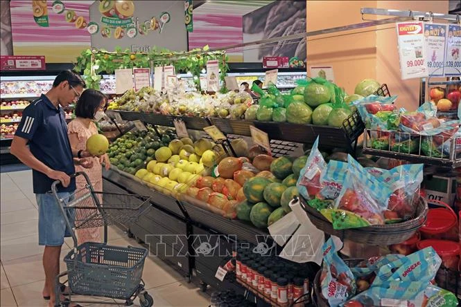 Người dân mua sắm hàng hóa tại siêu thị AEON.