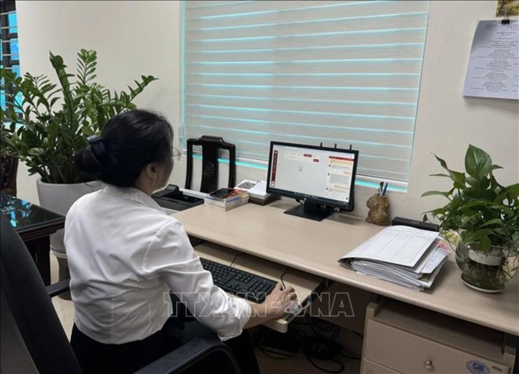 Thẩm phán sử dụng phần mềm "trợ lý ảo" hỗ trợ công tác nghiệp vụ.