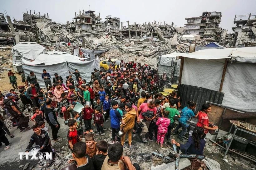 Người dân Palestine chờ được phát thực phẩm cứu trợ tại Gaza, ngày 24/4/2025.