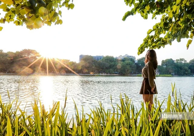 Trong tiết trời dễ chịu ngày thu về, những bạn trẻ cùng tản bộ và chụp ảnh quanh Hồ Gươm (Ảnh: HT).