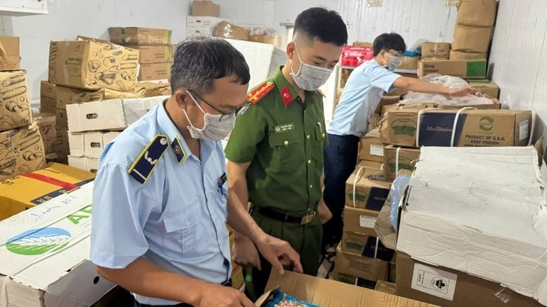 Lực lượng Quản lý thị trường phối hợp Công an kiểm tra hàng hóa tại một kho hàng trên địa bàn tỉnh Quảng Bình.