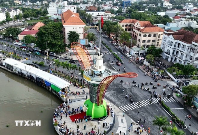 Biểu tượng "Cánh hoa dầu" được xây dựng tại khu vực phố đi bộ Bạch Đằng bên sông Sài Gòn (phường Phú Cường, thành phố Thủ Dầu Một, tỉnh Bình Dương).