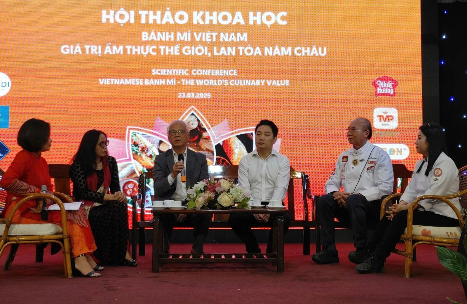 Các đại biểu tham gia tọa đàm chia sẻ nhiều giải pháp để quảng bá bánh mì Việt Nam ra thế giới.