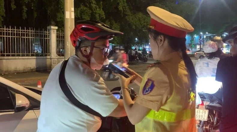 Cảnh sát giao thông Công an tỉnh Bình Dương kiểm tra nồng độ cồn người tham gia giao thông.