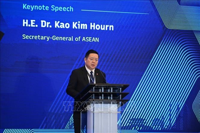 Tổng Thư ký ASEAN Kao Kim Hourn phát biểu tại Diễn đàn. Tổng Thư ký ASEAN Kao Kim Hourn phát biểu tại Diễn đàn.