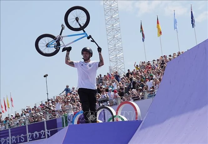 VĐV Jose Torres Gil của Argentina giành HCV nội dung xe đạp biểu diễn BMX tự do nam tại Olympic Paris 2024 ở Paris, Pháp, ngày 31/7/2024.