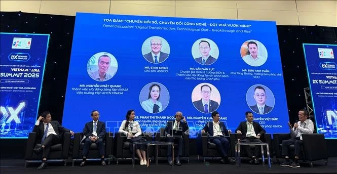 Các đại biểu tại tọa đàm "Chuyển đổi số, chuyển đổi công nghệ - Đột phá vươn mình".