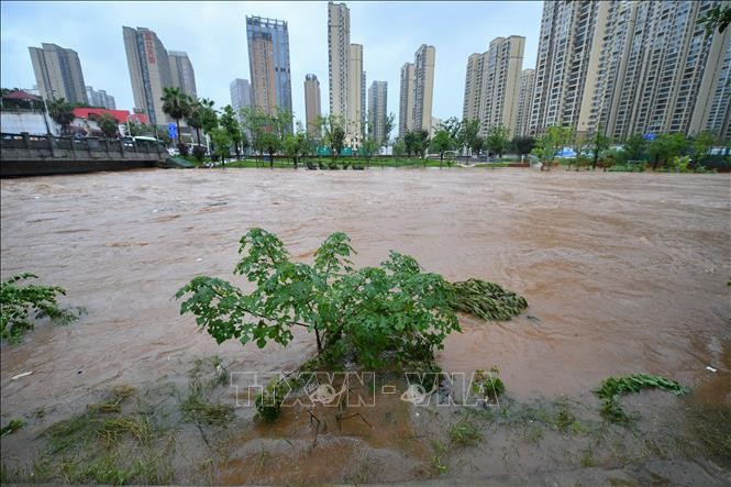 Mực nước sông dâng cao sau những trận mưa lớn tại tỉnh Hồ Nam, Trung Quốc. Ảnh tư liệu Mực nước sông dâng cao sau những trận mưa lớn tại tỉnh Hồ Nam, Trung Quốc. Ảnh tư liệu