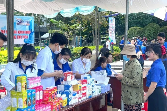Các y, bác sĩ phát thuốc cho người dân.