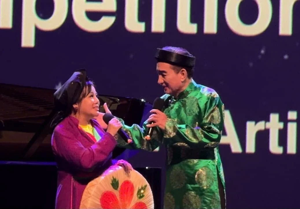 Tiết mục "Bèo dạt mây trôi" của Nghệ sĩ ưu tú Nguyễn Văn Hải và Nghệ sĩ ưu tú Phạm Thị Hồng. Ảnh: Sân khấu Lệ Ngọc