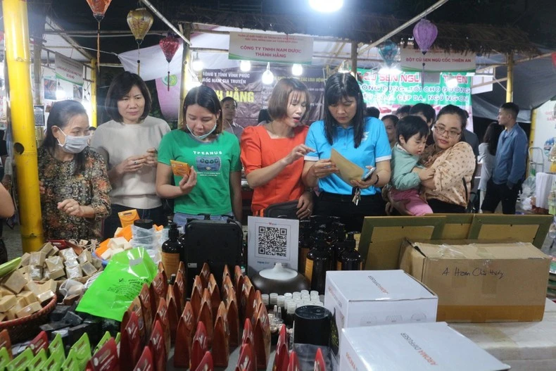 Các sản phẩm nông nghiệp của hợp tác xã được nhiều người dân quan tâm.