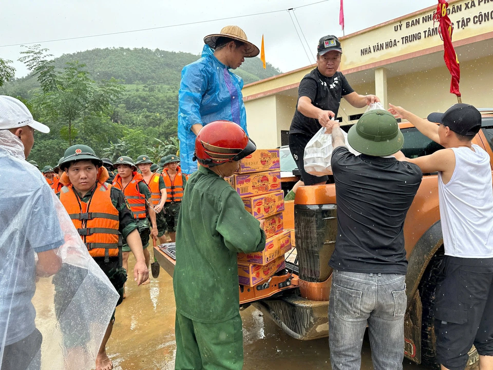 Hàng hóa được các nhà hảo tâm gửi đến thôn Làng Nủ (xã Phúc Khánh, huyện Bảo Yên, tỉnh Lào Cai), nơi xảy ra trận lũ quét kinh hoàng sáng 10/9.