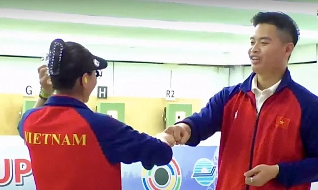 Phạm Quang Huy (phải) là xạ thủ Việt Nam thành công nhất khi giành 2 Huy chương vàng, 2 hHuy chương bạc và 1 Huy chương đồng.