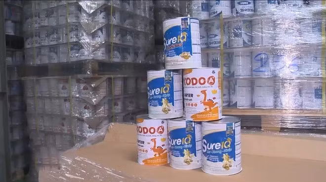 Hàng ngàn hộp sữa bột giả mang nhãn hiệu Sure IQ bị cơ quan Công an thu giữ. (Nguồn: Báo Công an nhân dân)