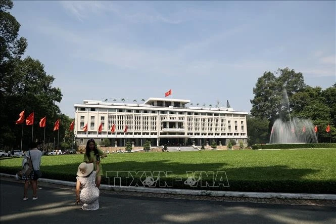 Dinh Độc Lập là điểm tham quan nổi tiếng của của du khách khi đến TP Hồ Chí Minh.