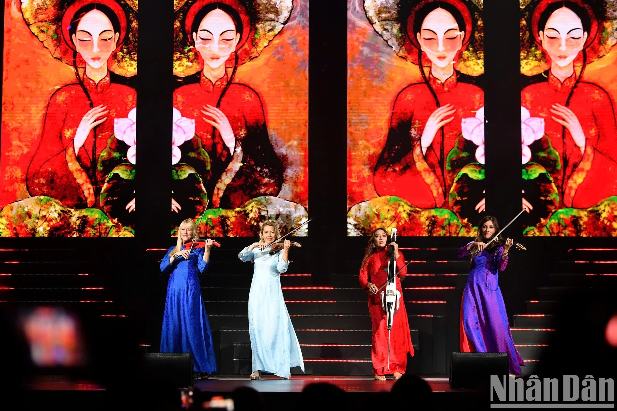 Tứ tấu Bond trong tà áo dài lụa Việt.