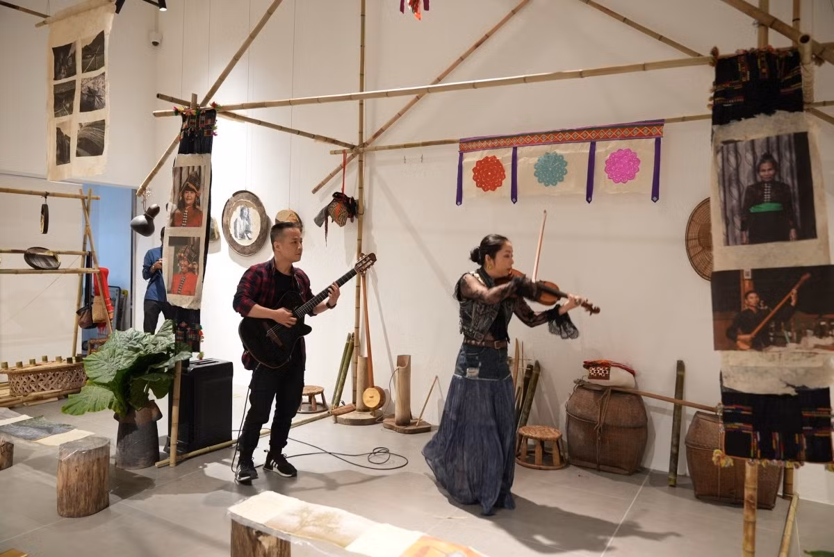 Các nghệ sỹ trình diễn tại show thị giác "Ngàn"