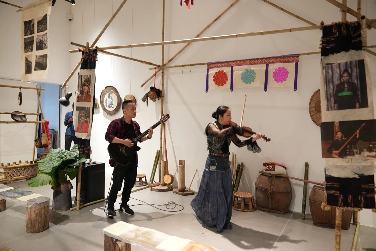 Các nghệ sỹ trình diễn tại show thị giác "Ngàn"