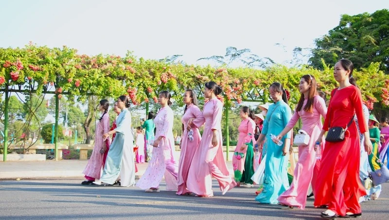 Cán bộ, hội viên, phụ nữ diễu hành tôn vinh vẻ đẹp chiếc Áo dài truyền thống của dân tộc Việt Nam.