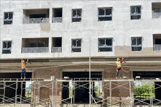 Thi công hoàn thiện các căn hộ thuộc dự án nhà ở xã hội Golden City, phường Mỹ Hòa, thành phố Long Xuyên, tỉnh An Giang để kịp bàn giao cuối năm 2024.