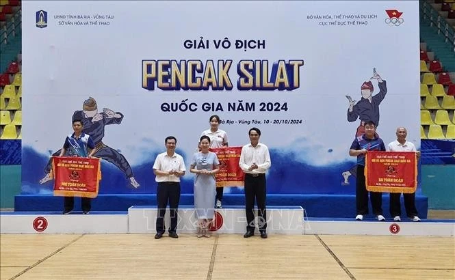 Trao cờ chứng nhận Nhất, Nhì và đồng hạng Ba toàn đoàn cho đội Thanh Hóa, An Giang, Hưng Yên và Quảng Ninh.