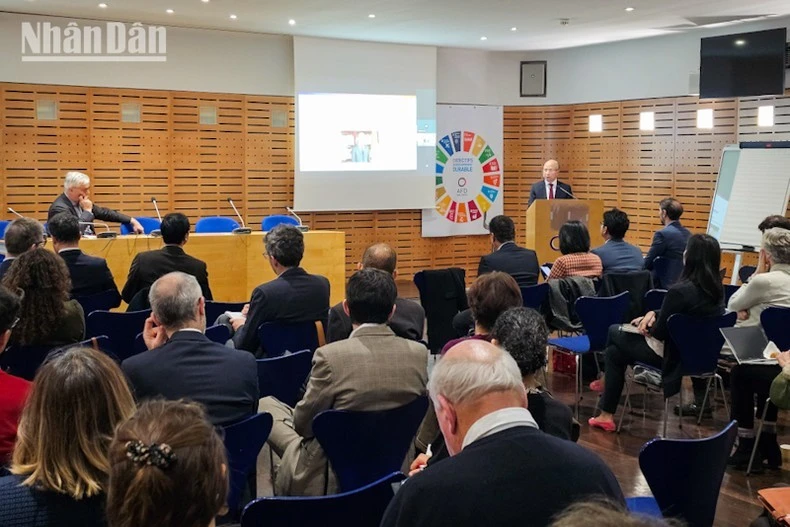 Tham dự tọa đàm có Đại sứ Việt Nam tại Pháp Đinh Toàn Thắng, cùng đông đảo các chuyên gia Việt Nam và Pháp.