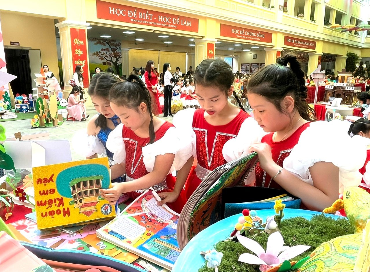 Nhà trường có nhiều hoạt động hấp dẫn học sinh trong dịp hè. Nhà trường có nhiều hoạt động hấp dẫn học sinh trong dịp hè.