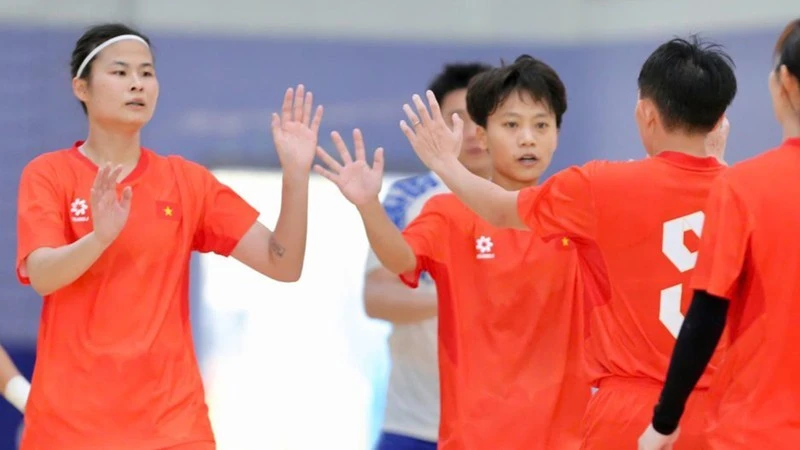 Các tuyển thủ futsal nữ Việt Nam thi đấu ấn tượng trước các cầu thủ nam của đội futsal Xạ Store.