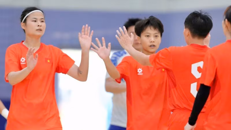 Các tuyển thủ futsal nữ Việt Nam thi đấu ấn tượng trước các cầu thủ nam của đội futsal Xạ Store.