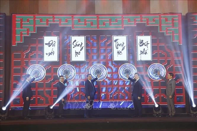 Các đại biểu thực hiện nghi thức khai mạc.