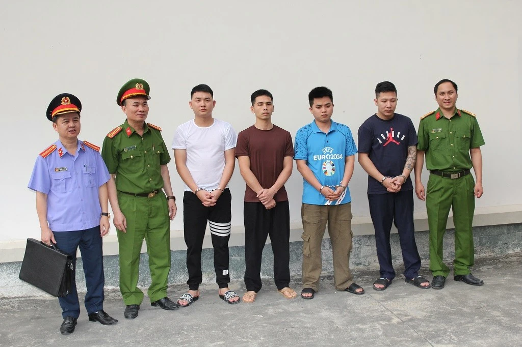 4 chủ cơ sở sản xuất giá đỗ bị công an bắt giữ.