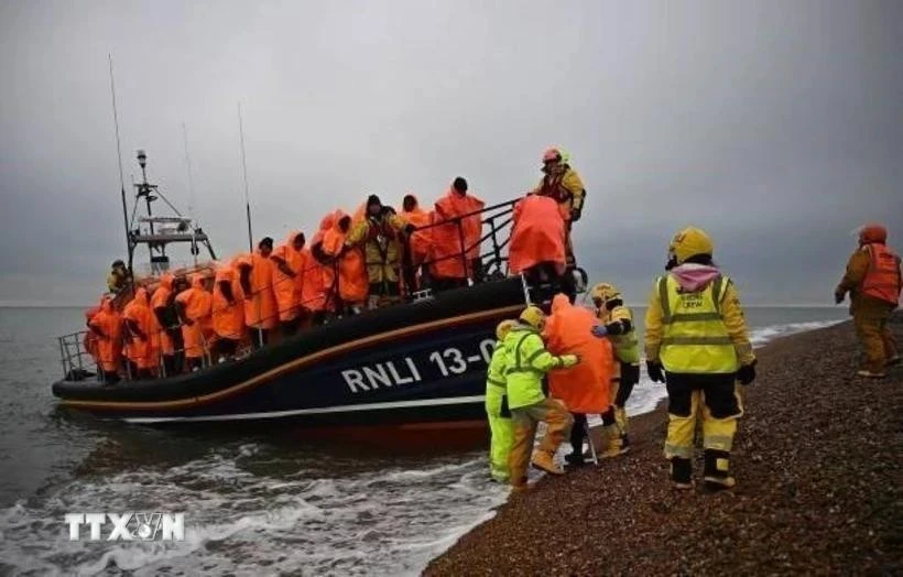 Người di cư được đưa tới bờ biển ở Dungeness, Đông Nam Anh, sau khi được giải cứu trên biển.