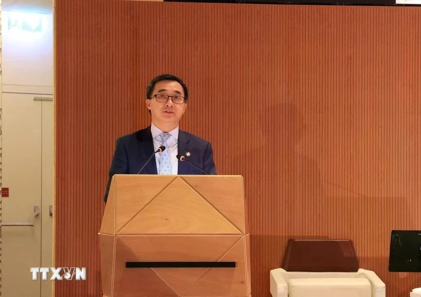 Thứ trưởng Y tế Trần Văn Thuấn phát biểu tại phiên họp cấp cao.