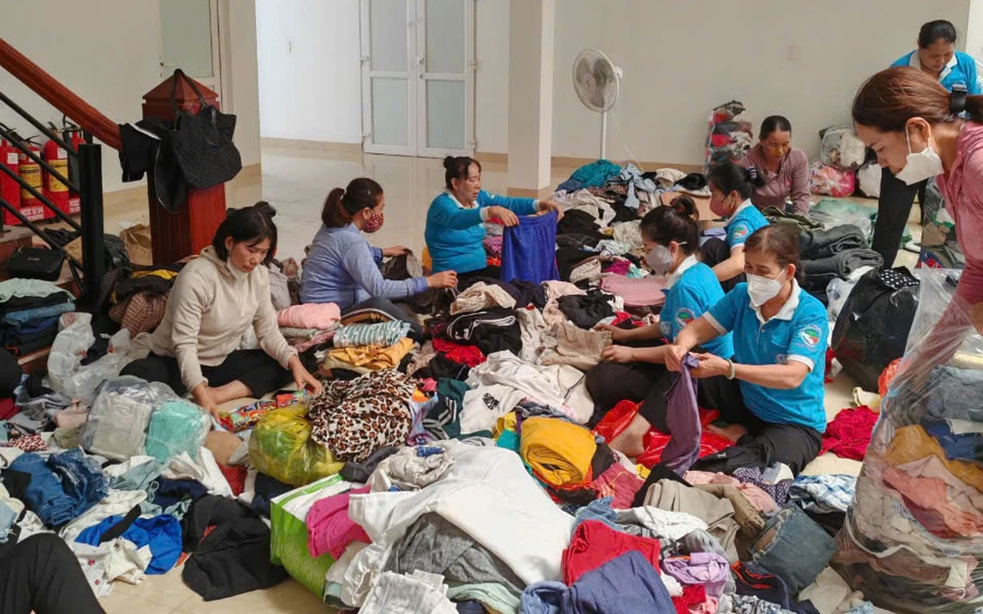 Trung tâm Vì sự Phát triển Phụ nữ Bắc Trung Bộ và các hội viên phụ nữ phân loại, giặt giũ, đóng gói quần áo, chăn ga, đồ chơi... tỉnh gửi đến các xã vùng cao bị ảnh hưởng bởi cơn bão số 3.