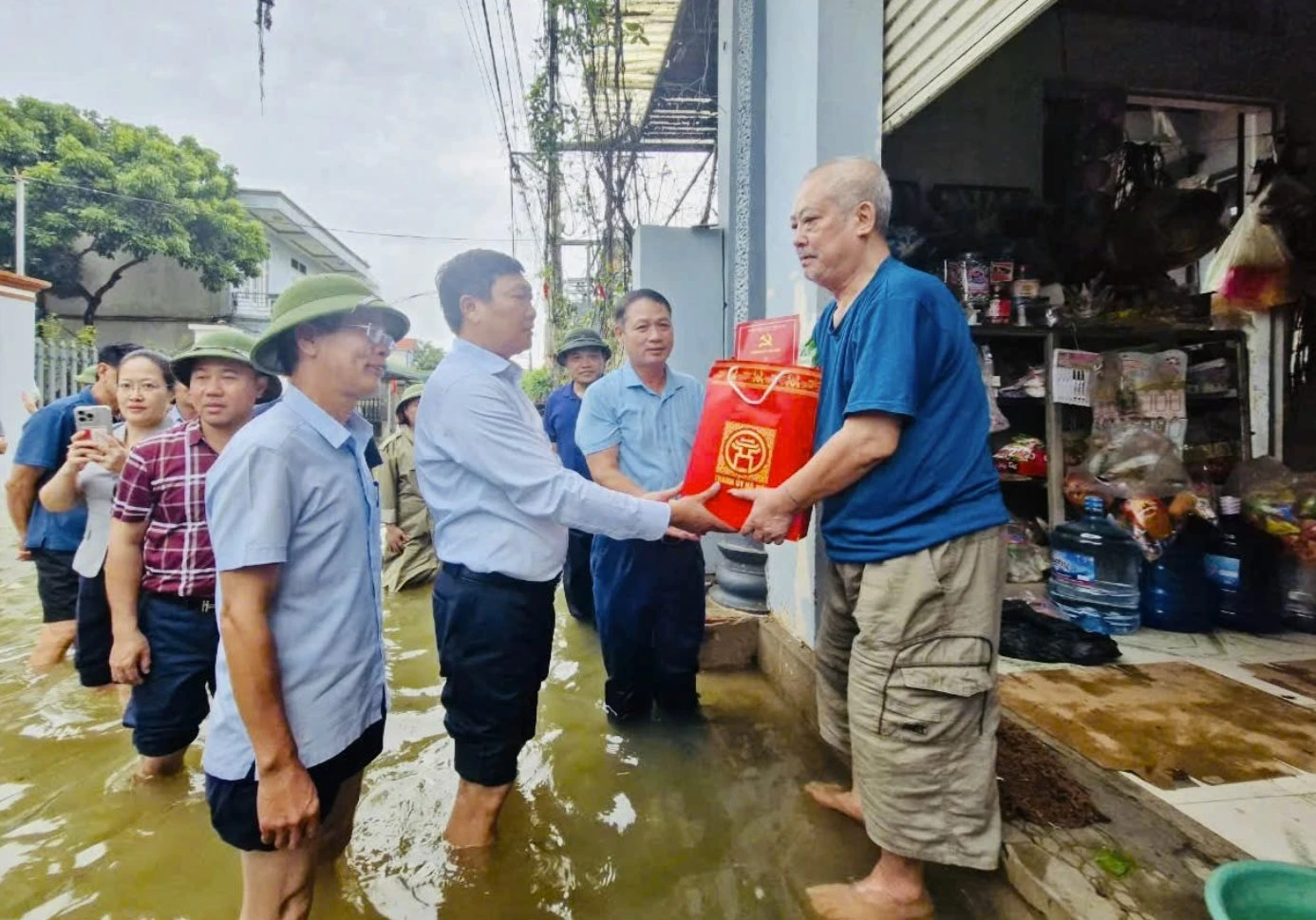 Trưởng ban Dân vận Thành ủy Đỗ Anh Tuấn thăm hỏi, tặng quà hỗ trợ người dân bị ảnh hưởng bởi mưa lũ tại huyện Quốc Oai (Hà Nội).