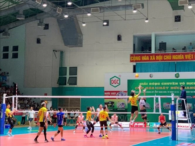 Pha tranh chấp bóng trong trận chung kết giữa Sanest Khánh Hòa và Biên phòng.