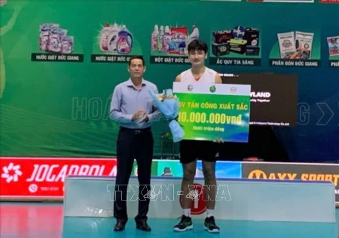 Ban tổ chức trao giải thưởng cho vận động viên tấn công xuất sắc, số 6 - Phạm Văn Hiệp đội Biên phòng.