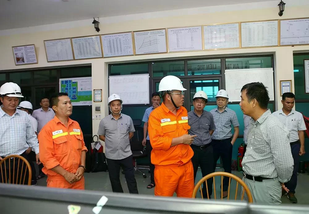 Lãnh đạo EVN và EVNNPT kiểm tra công tác khắc phục thiệt hại do thiên tai gây ra và kiểm tra công tác đóng điện trở lại tại TBA 500kV Quảng Ninh (Ảnh NPT)