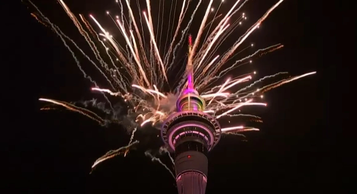 Màn bắn pháo hoa thắp sáng bầu trời Auckland, New Zealand khi chào đón năm 2025.