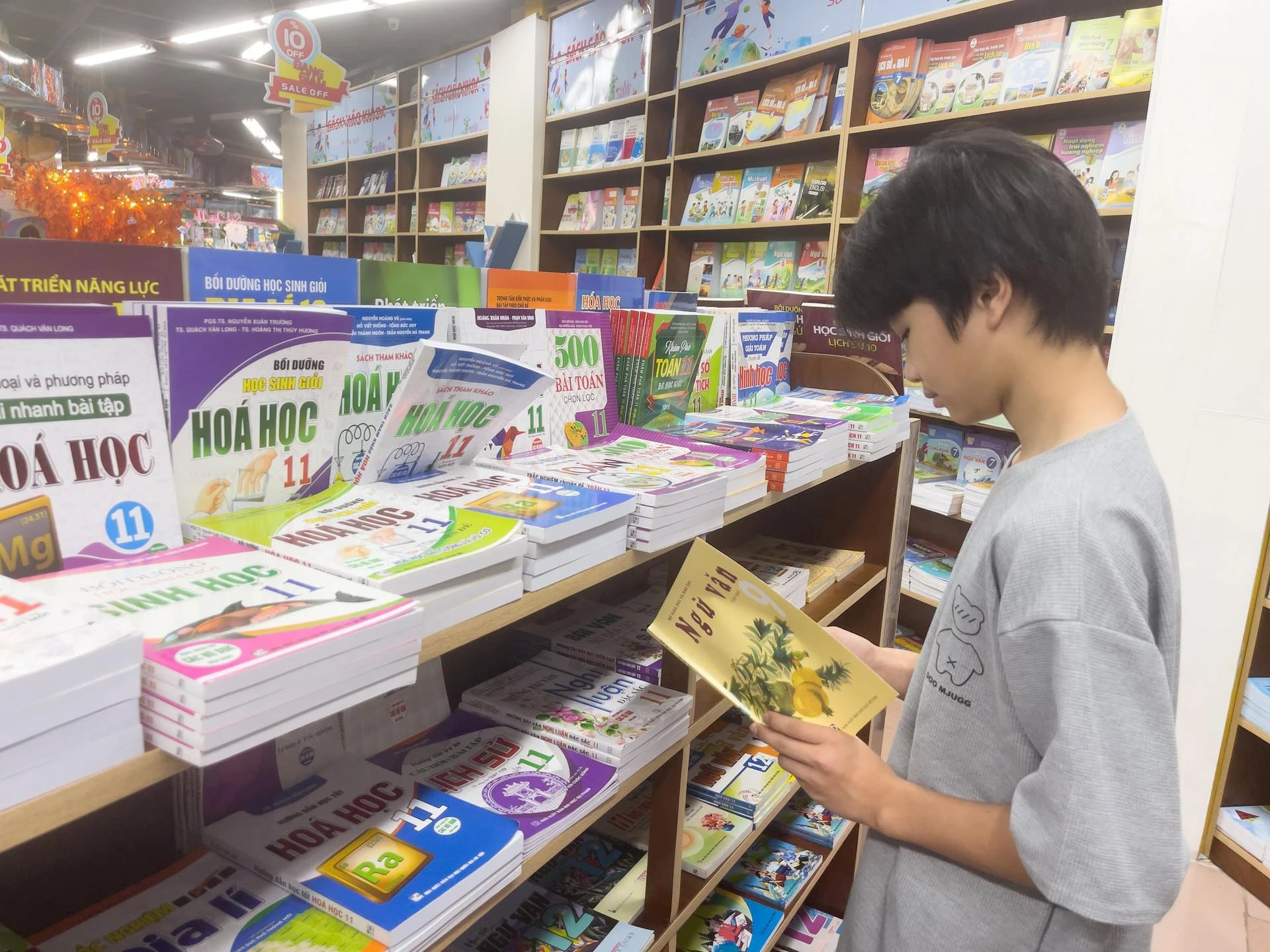 Học sinh chọn sách giáo khoa đầu năm học.