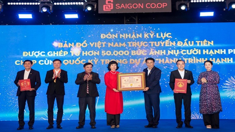 Xác lập kỷ lục Việt Nam cho tác phẩm “Bản đồ Việt Nam ghép từ 50 nghìn bức ảnh nụ cười hạnh phúc chụp cùng Quốc kỳ”. Xác lập kỷ lục Việt Nam cho tác phẩm “Bản đồ Việt Nam ghép từ 50 nghìn bức ảnh nụ cười hạnh phúc chụp cùng Quốc kỳ”.